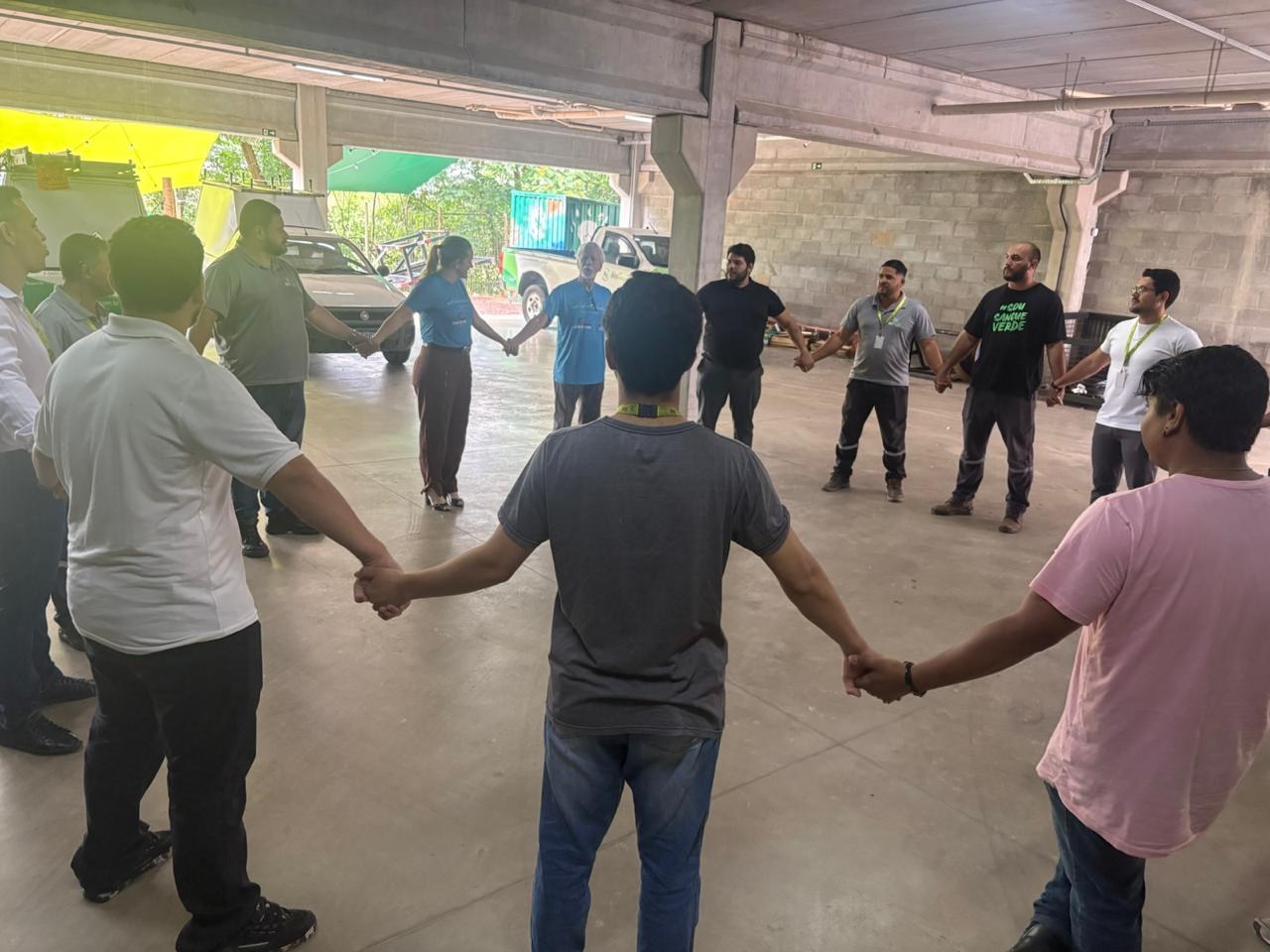 Grupo de pessoas em roda, de mãos dadas, durante uma vivência do Instituto